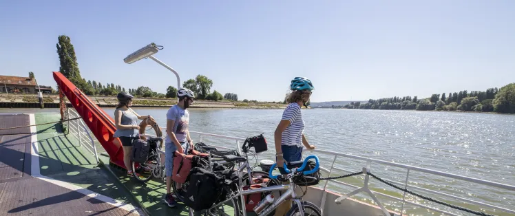 Sur le bac entre Sahurs et La Bouille