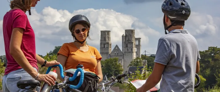Cyclistes devant l'abbaye de Jumièges
