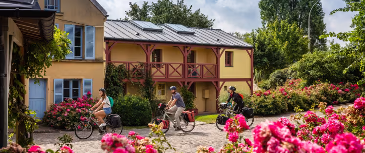 Arrivée de cyclistes au musée Fournaise sur l'île de Chatou