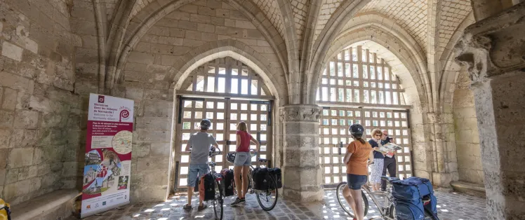 Cyclistes devant la porterie de l'abbaye de Jumièges