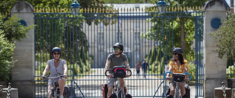 Devant les grilles du château de Rueil-Malmaison