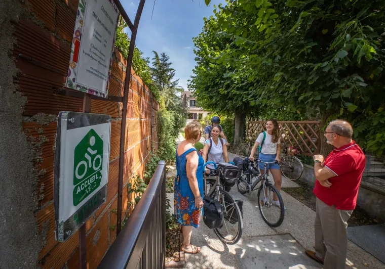 Arrivée de cyclistes dans une chambre d'hôtes Accueil Vélo à Sartrouville