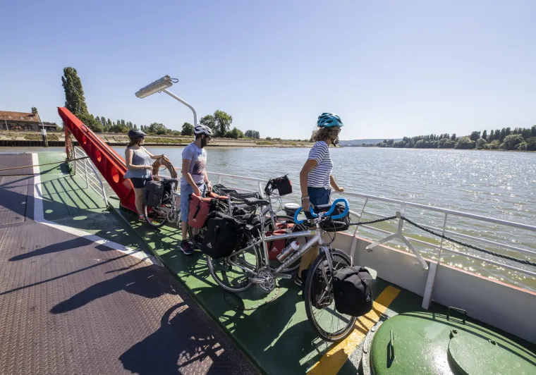 Sur le bac entre Sahurs et La Bouille