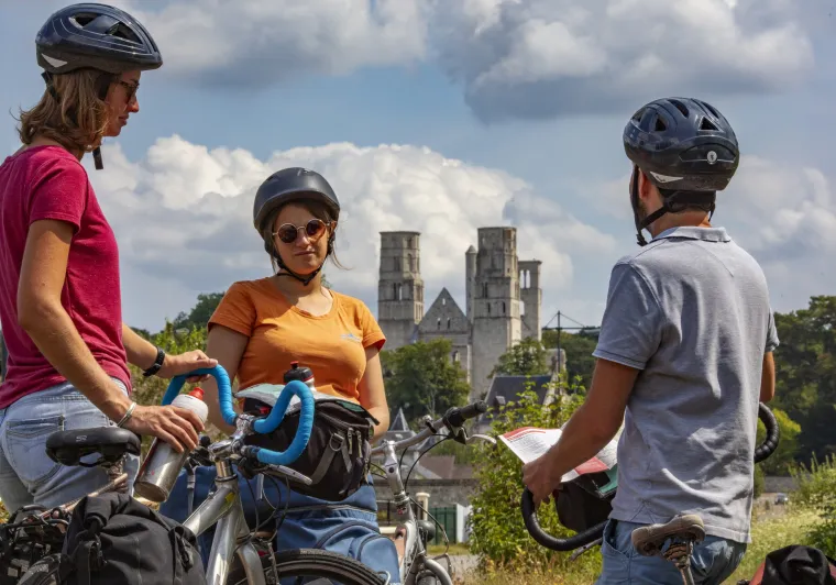 Cyclistes devant l'abbaye de Jumièges
