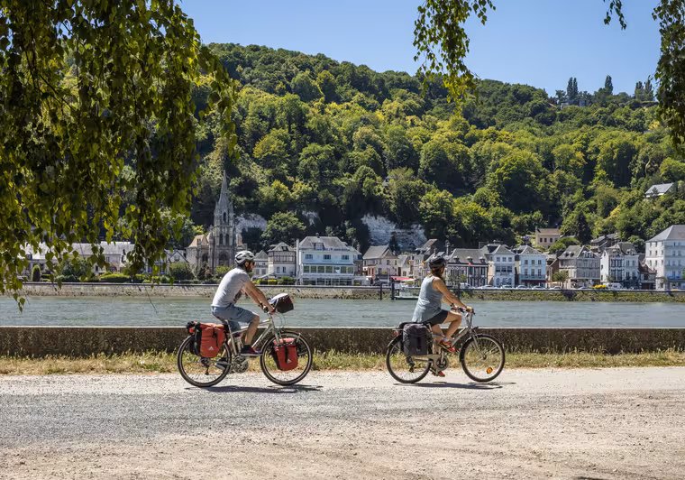 Arrivée à La Bouille à vélo, côté Sahurs