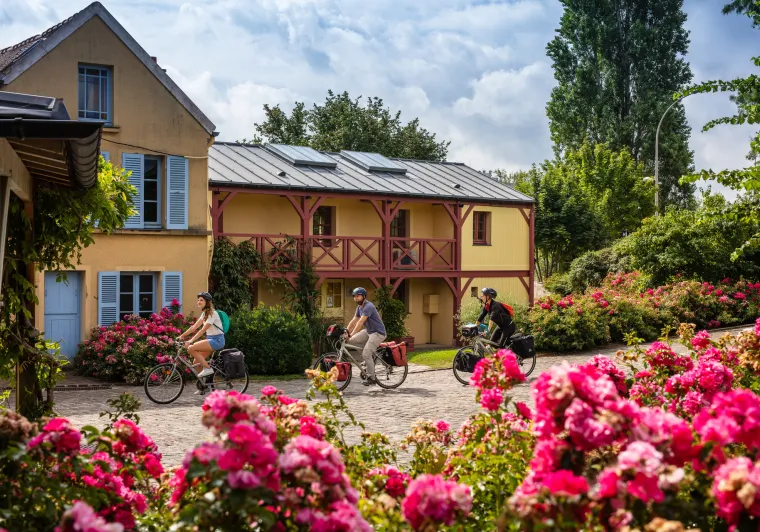 Arrivée de cyclistes au musée Fournaise sur l'île de Chatou