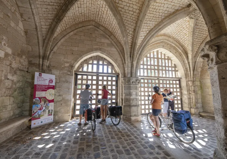 Cyclistes devant la porterie de l'abbaye de Jumièges