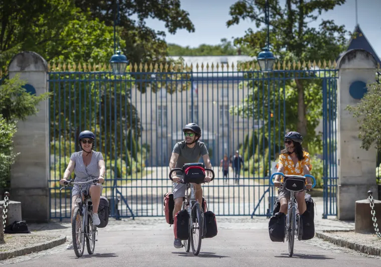Devant les grilles du château de Rueil-Malmaison