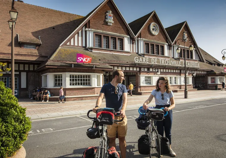 A vélo à la gare SNCF de Trouville-sur-Mer