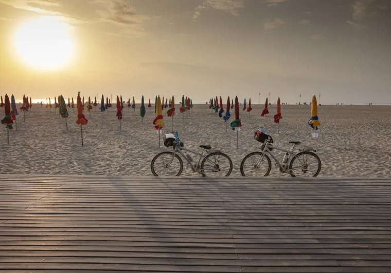 À vélo sur la plage de Deauville