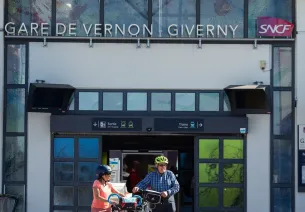 Cyclistes sortant de la gare SNCF de Vernon-Giverny