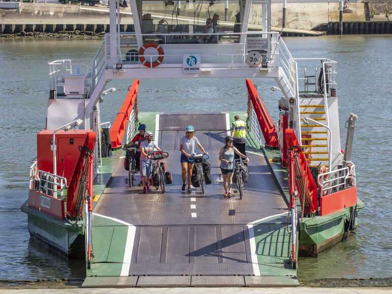 Arrivée du bac avec des vélos à La Bouille