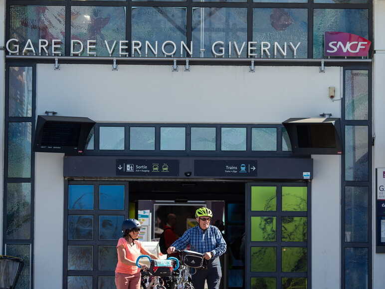 Cyclistes sortant de la gare SNCF de Vernon-Giverny